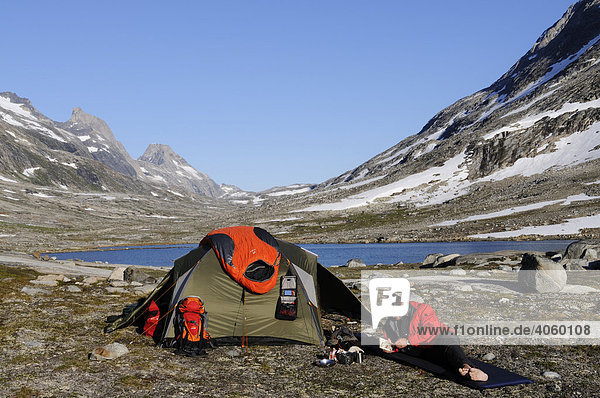 Trekker  Zelt  Camping im Ikasartivaq-Fjord  Ostgrönland  Grönland