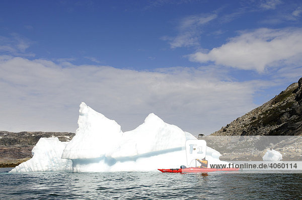 Seakajak vor Eisbergen im Ikasartivaq-Fjord Ostgrönland Grönland