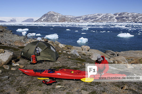 Kajakfahrer beim Camping im Johan-Petersen-Fjord  Ostgrönland  Grönland