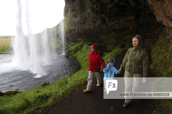 Frau und zwei Kinder am Seljalandsfoss  Island  Europa