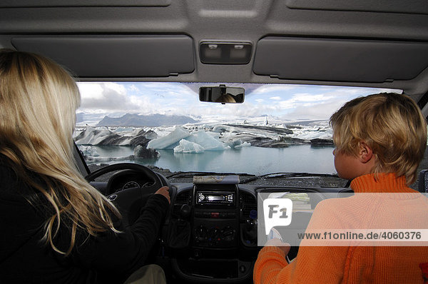 Frau und Kind im Wohnmobil am Gletschersee  Eisberge  Gletscher  Joekulsarlon  Island  Europa