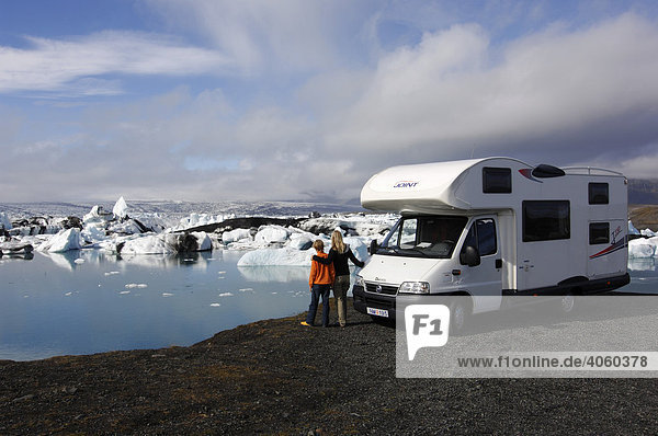 Frau und Kind mit Wohnmobil am Gletschersee  Eisberge  Gletscher  Joekulsarlon  Island  Europa
