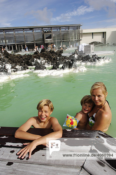 Frau und zwei Kinder im Geothermalbad  Blaue Lagune  Island  Europa