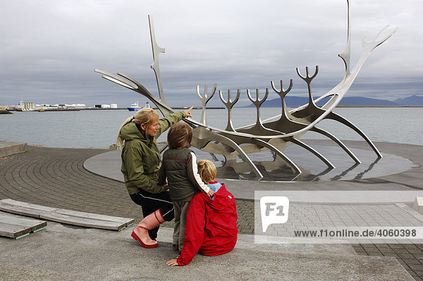 Frau und zwei Kinder betrachten Solfarer  Wikingerschiff aus Edelstahl  Reykjavik  Island  Europa