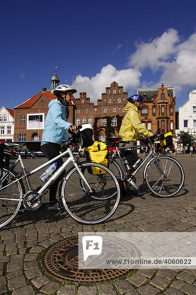 Radfahrer am Marktplatz in Husum  Nordfriesland  Schleswig-Holstein  Deutschland  Europa
