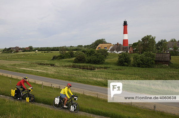 Radfahrer vor dem Leuchtturm der Insel Pellworm  Nordfriesland  Nordsee  Schleswig-Holstein  Deutschland  Europa