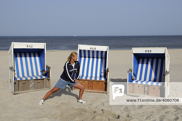 Sylterin beim Morgensport am Strand  Strandkörbe  Westerland  Sylt  Nordfriesland  Nordsee  Schleswig-Holstein  Deutschland  Europa