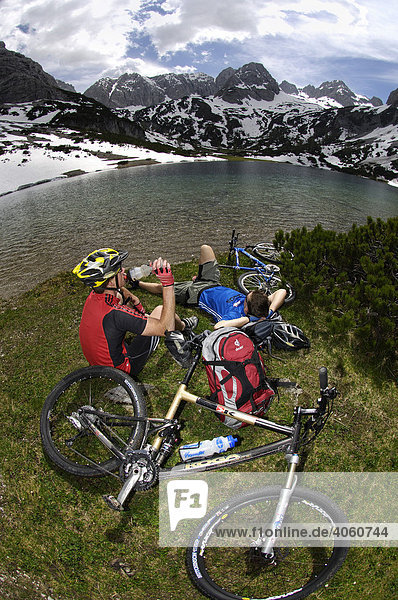 Mountainbikers resting on Lake Seebensee  Ehrwald  Tyrol  Austria  Europe