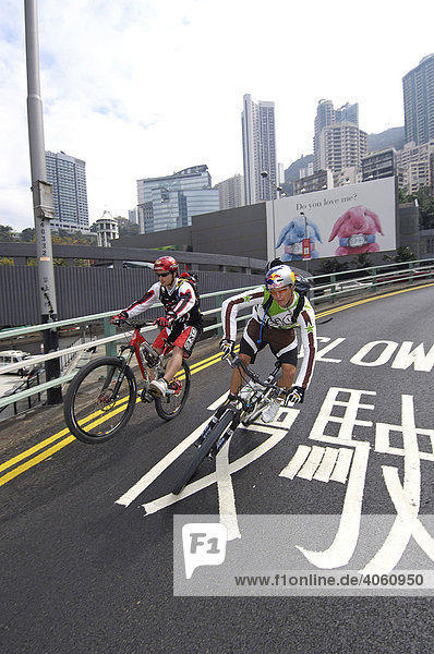Mountainbiker  Werbetafeln  Hongkong Island  Hongkong  China  Asien