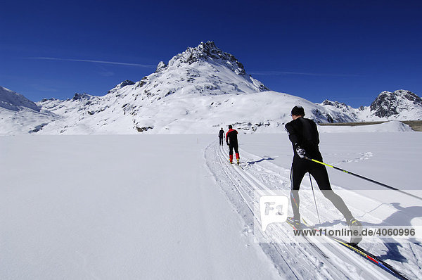 Cross-country skiers  Bielerhoehe Pass  Kleinvermunt  Galtuer  Tyrol  Austria  Europe