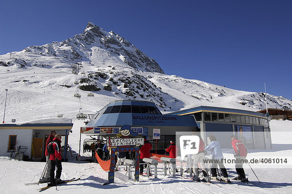 Skifahrer an der Ballunspitzbahn  Galtuer  Tirol  Österreich