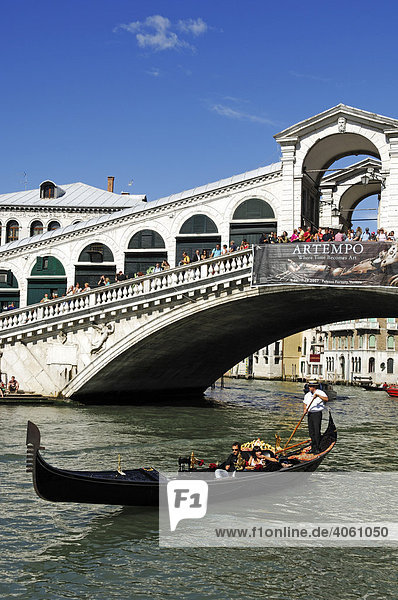 Gondeln  Rialto-Brücke  Venedig  Veneto  Italien  Europa