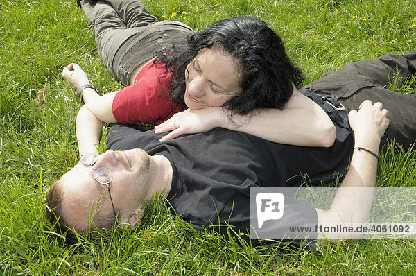 Junges Paar im Gras