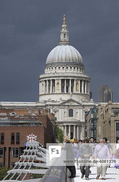Millennium Bridge St. Paul's Cathedral London Großbritannien Europa