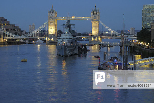 Themse  HMS Belfast  Tower Bridge  London  Großbritannien  Europa