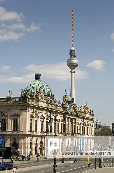 Zeughaus  Fernsehturm  Berlin  Deutschland  Europa
