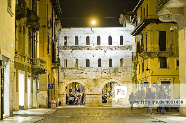 Porta Borsari  historic centre of Verona  Italy  Europe