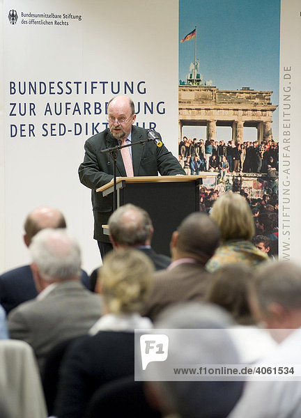 Vorsitzender Rainer Eppelmann bei Podiumsdiskussion der Bundesstiftung zur Aufarbeitung der SED-Diktatur  Berlin  Deutschland  Europa
