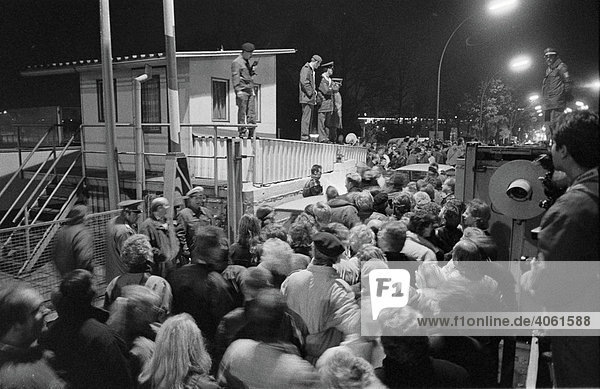 Fall der Berliner Mauer: In der Nacht des 9. November 1989 drängen Menschenmassen über den Grenzübergang Invalidenstraße  Berlin  Deutschland  Europa