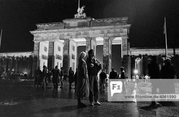 Fall der Berliner Mauer: In der Nacht des 9. November 1989 stehen fassungslose Berliner im Grenzbereich des Brandenburger Tors  Berlin  Deutschland  Europa