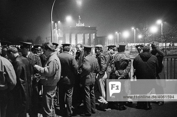 Fall der Berliner Mauer: In der Nacht des 9. November 1989 hat sich auf der Ostseite des Brandenburger Tores eine Menschenmenge versammelt  Berlin  Deutschland  Europa