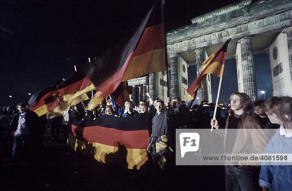 Fall der Berliner Mauer: Deutsche Wiedervereinigung  jubelnde Berliner vor dem Brandenburger Tor  Berlin  Deutschland  Europa
