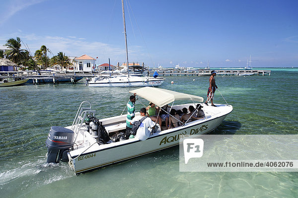 Diving boat loaded with scuba divers heads out to sea  San Pedro  Ambergris Cay Island  Belize  Central America  Caribbean