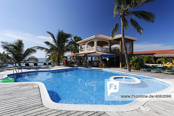 Pool und Restaurant im Sun Breeze Hotel  San Pedro  Insel Ambergris Cay  Belize  Zentralamerika  Karibik