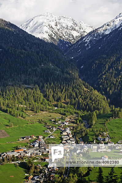 Blick auf das kreuzförmig angelegte Dorf Sta. Maria im Val Müstair  Münstertal  im Engadin  Kanton Graubünden  Schweiz  Europa