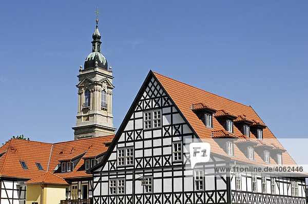 Fachwerkhaus und Turm der Georgenkirche  Eisenach  Thüringen  Deutschland  Europa