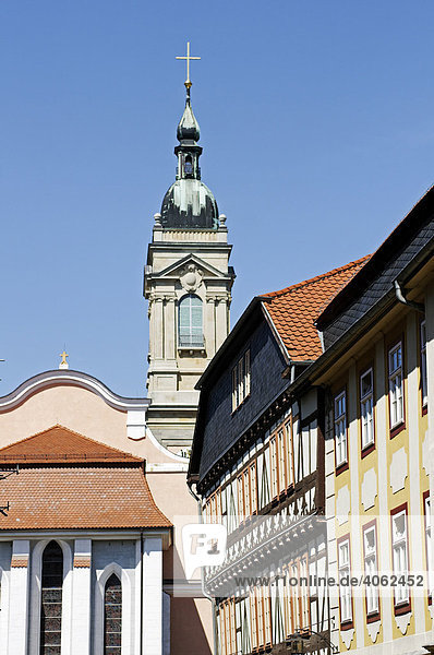Häuser und Turm der Georgenkirche in Eisenach  Thüringen  Deutschland  Europa
