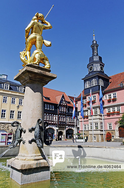 Statue Schutzpatron Heiliger Georg im Marktbrunnen am Markt  hinten Rathaus  Eisenach  Thüringen  Deutschland  Europa