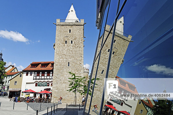 Historischer Pulverturm  Spiegelung im Jentower  Jena  Thüringen  Deutschland  Europa