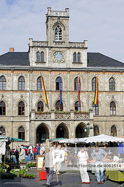 Wochenmarkt vor dem Rathaus am Marktplatz  Weimar  Thüringen  Deutschland  Europa