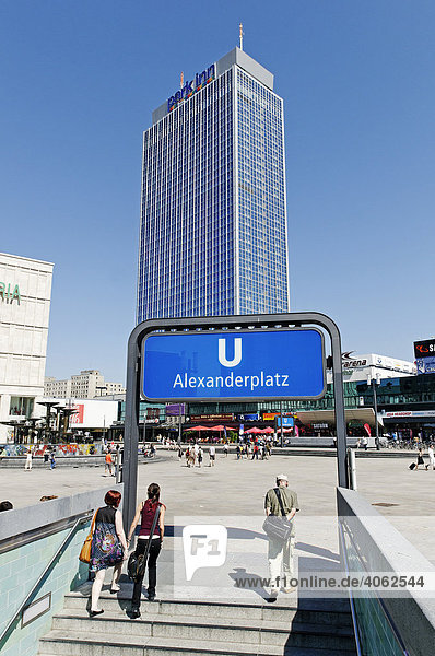Schild U-Bahn Station und Hotel Park Inn  Alexanderplatz  Berlin Mitte  Deutschland  Europa