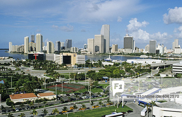 Kreuzfahrthafen und Skyline von Miami  Florida  USA  Amerika
