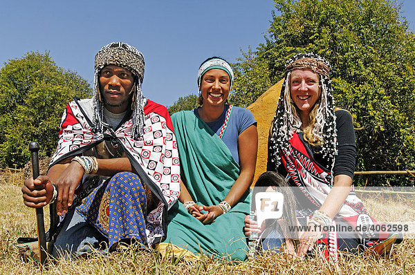 Zwei Heiler in der Tradition der Zulu Sangoma mit Schülerin in der Mitte Kwazulu-Natal Südafrika Afrika