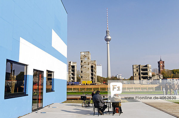 Temporäre Kunsthalle auf dem Schlossplatz  Architekt Adolf Krischanitz  hinten Fernsehturm  Berlin Mitte  Deutschland  Europa