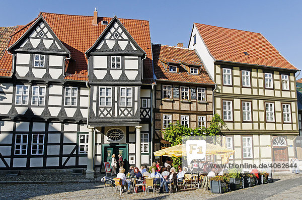 Fachwerkhäuser und Café am Schlossberg  Stadt Quedlinburg  Weltkulturerbe der UNESCO  Sachsen-Anhalt  Deutschland  Europa