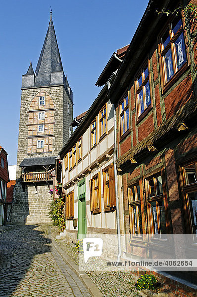 Gasse und Kirchturm in der Stadt Quedlinburg  Weltkulturerbe der UNESCO  Sachsen-Anhalt  Deutschland  Europa