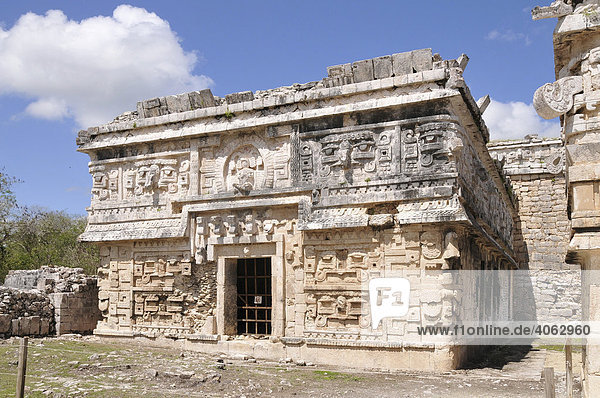 Haus der Nonnen  Seitenteil  Zona Central  Chichen Itza  neues Weltwunder  Maya und Tolteken Ausgrabungsstätte  Halbinsel Yucatan  Mexiko  Zentralamerika