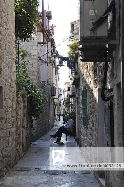 Narrow alley  historic town centre  Trogir  Dalmatia  Croatia  Europe