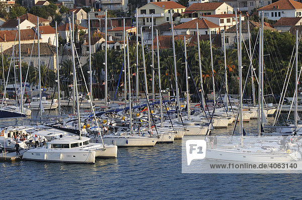 Hafen  Segelboote  Trogir  Dalmatien  Kroatien  Europa