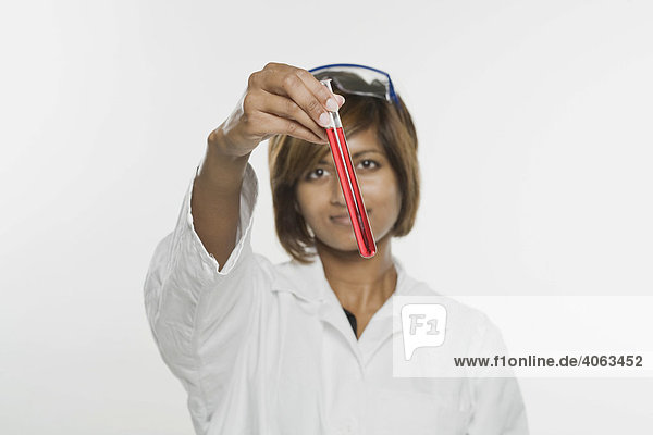Labormitarbeiterin mit einem roten Reagenzglas