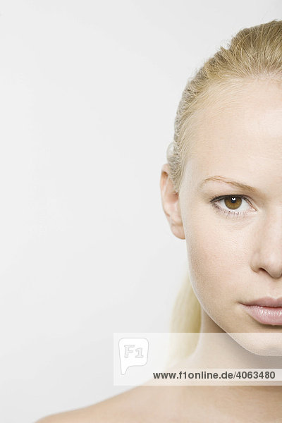 Portrait  rechte Gesichtshälfte  einer jungen blonden Frau