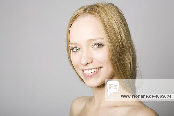 Portrait einer jungen blonden Frau
