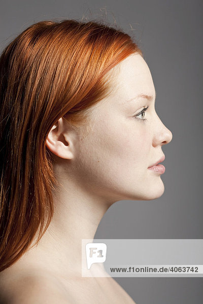 Kopf einer jungen rothaarigen Frau im Profil
