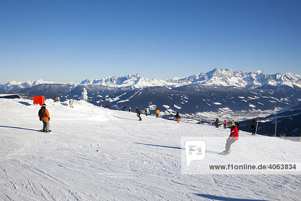 Hochplateau Grießkareck mit Blick auf die schneebedeckten Alpen mit dem Dachsteinmassiv  Skigebiet Flachau  Wagrein  Pongau  Salzburg  Österreich  Europa