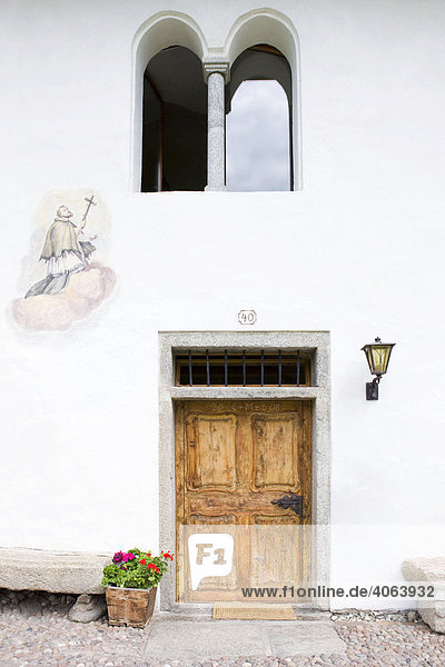 Hausfassade mit Wandmalerei und alter Holztür von einem Bauernhaus  Sonnenburg  Südtirol  Italien  Europa