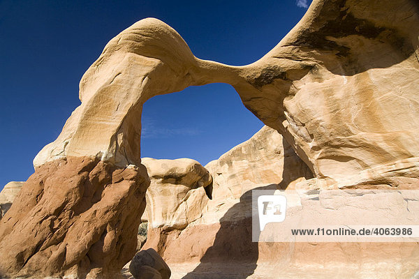 Sandsteinformationen Metate Arch im Devils Garden  Grand Staircase Escalante National Monument  Utah  USA  Nordamerika